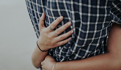 Stiefvater und Stieftochter umarmen sich.