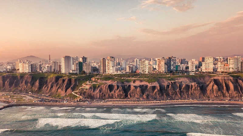 Silhouette von Lima, der Hauptstadt von Peru, im Licht einer untergehenden Sonne.