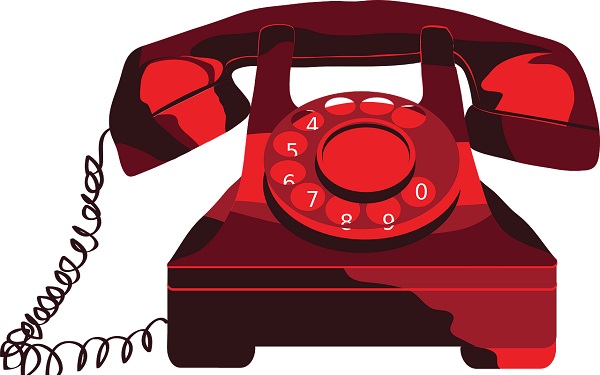 Rotes Telefon mit Wählscheibe vor einem weißen Hintergrund.