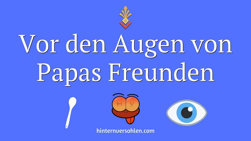 Spanking-Geschichte "Vor den Augen von Papas Freunden". Weiße Schrift auf dunkelblauem Hintergrund. Weiße Silhouette eines Lochlöffels links, rechts ein weit aufgerissenes Auge. Unten in der Mitte das Logo von hinternversohlen.com.