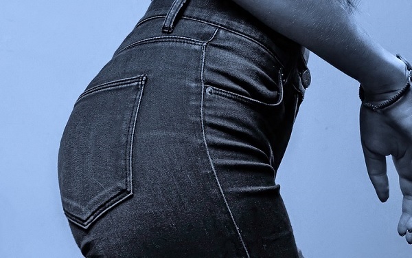Popo einer attraktiven Frau in einer Jeans.