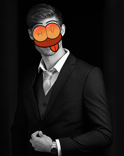 Spanker Partner Giulio in Anzug, Weste, Hemd und mit Krawatte und Armbanduhr richtet sein Jackett und wartet darauf, einer jungen Frau den Hintern zu versohlen