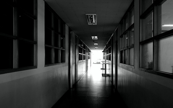 Dunkler Flur in einer Schule oder einem Internat