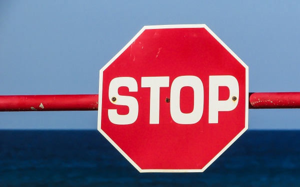 Bild eines Stoppschildes als Symbol für das Safeword beim Spanking