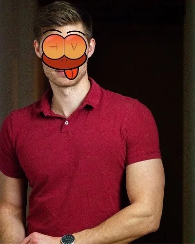 Giulio Belvera: Aktiver Spanking Partner in einem roten Poloshirt mit einer silbernen Uhr am Handgelenk vor einem schwarzen Hintergrund.