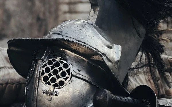 Helm, Schwert und Ausrüstung eines Gladiator im antiken Rom.